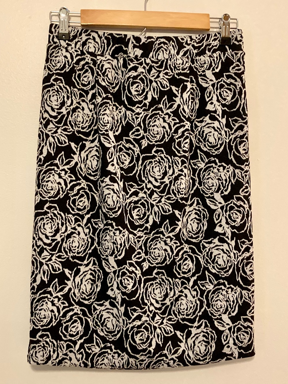 41 Hawthorn Small Black & White Floral Pencil Skirt